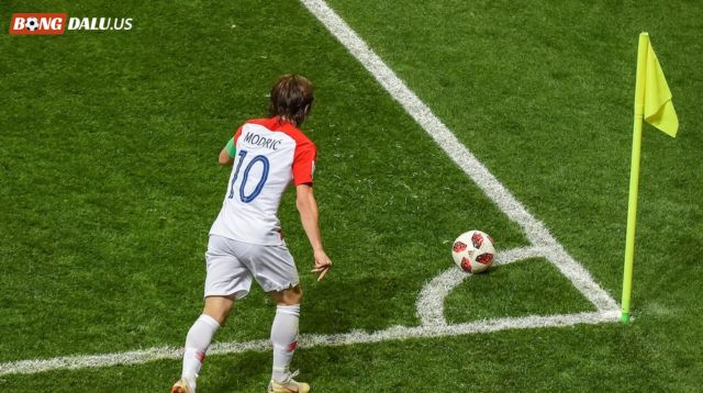 Hướng dẫn thực hiện cú đá phạt góc đúng luật từ FIFA