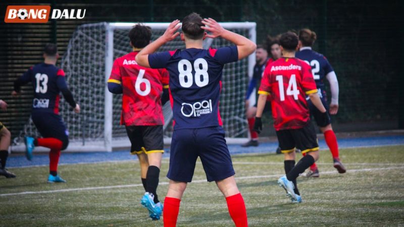 Có nên chơi kèo bóng cỏ không?